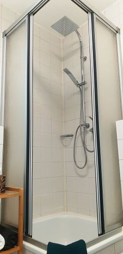 Wolne od października 2026. Wysokiej jakości, w pełni umeblowane mieszkanie z pięknym balkonem – Regendusche