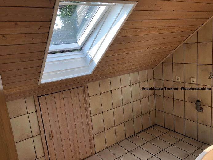 ruhige DG Wohnung mit Südb. in Wohnbereichstr. sucht langfristigen ruhigen Nichtraucher Mieter – Platz für Trockner und Waschm.