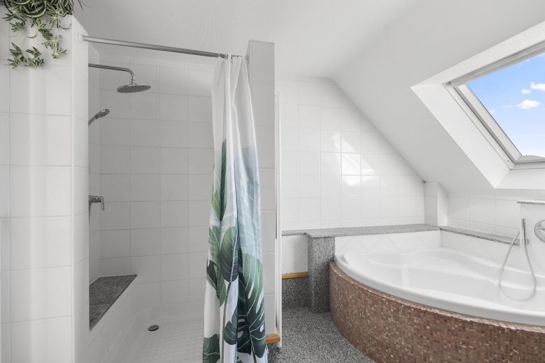 Casa familiare di 239 m² con piano giardino flessibile – senza provvigione – Gemauerte Dusche und Badewanne