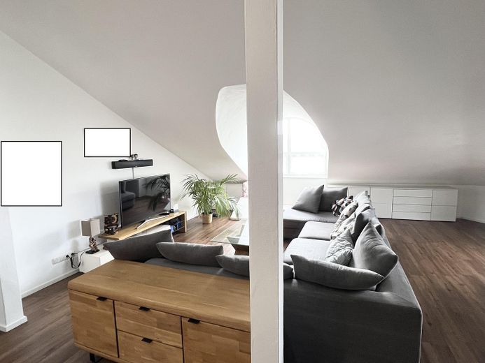 شقة فسيحة من 4 غرف بارتفاع سقف يزيد على 3 م، وشرفتين وموقفي سيارات – Wohnzimmer