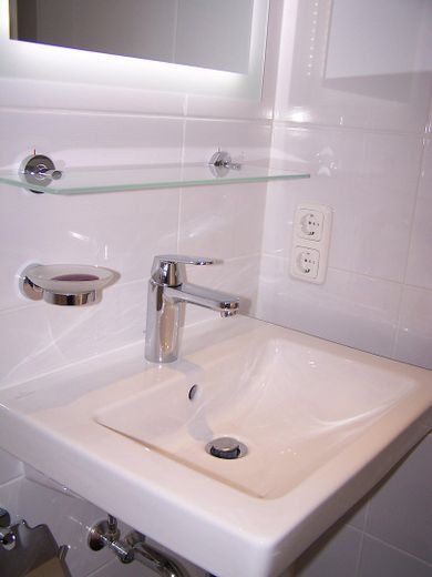 SCHWABING-WEST HELLE, MODERNISIERTE 2-ZIMMER-WOHNUNG MIT LOGGIA, SCHWIMMBAD UND GROSSER DACHTERRASSE – Details. Badausstattung