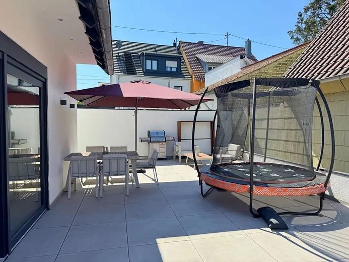 Zukunftssicheres Design-Atriumhaus: Klasse B, 12kWp PV, Klima, Kamin & Einlieger-Option – Terrasse