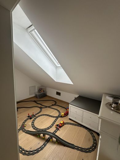 Near Simmerleinplatz: As-new, bright XXL semi-detached house, upscale features, KFW70 standard, with fitted kitchen – DG Abstellkammer