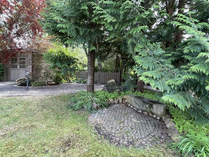 Bau- (Park-) Grundstück mit Tiny House, Carport, Terrassen – Sitzplatz im Schatten