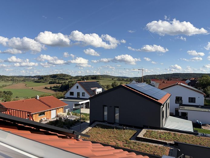 Hochwertige Neubauwohnung mit großzügiger Galerie in ZFH (möbliert) – Ausblick Galerie Dachfenster