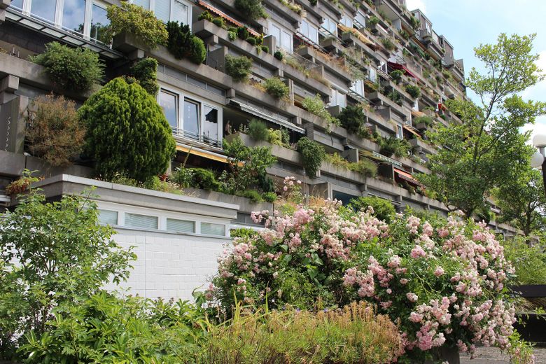 Precioso apartamento de 2 habitaciones con patio-jardín propio en la casa aterrazada de Hannover – Blick auf Terrassenhaus