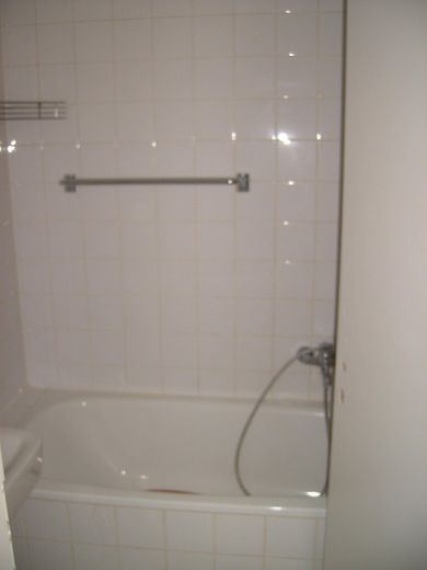 Spokojne i piękne 2-pokojowe mieszkanie w starej kamienicy w popularnej dzielnicy Friedrichshain – Badezimmer