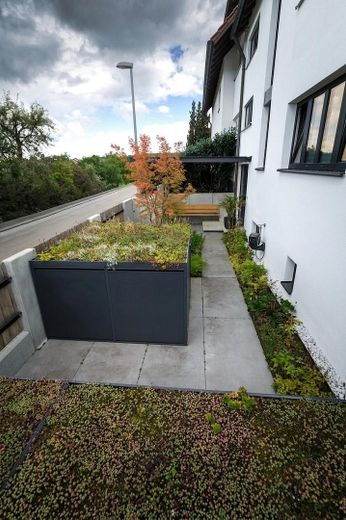 ‘‘Ruhig & grün: Helle 96m² Terrassen-Wohnung mit moderner Ausstattung und guter Anbindung‘‘ – Vorgarten