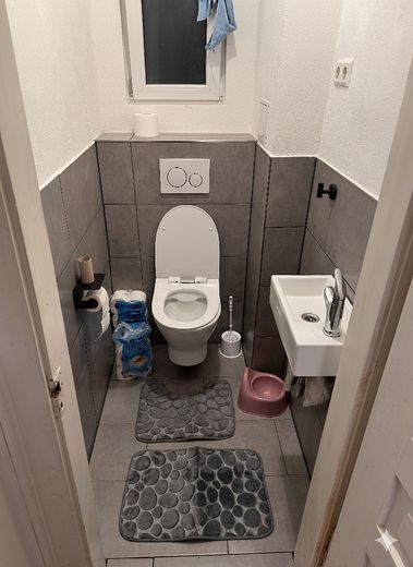 Stuttgart’ta %8 brüt getiri! Tamamen kiralanmış, 5 odalı WG yatırımı ve üst düzey nakit akışı – Toilette 2