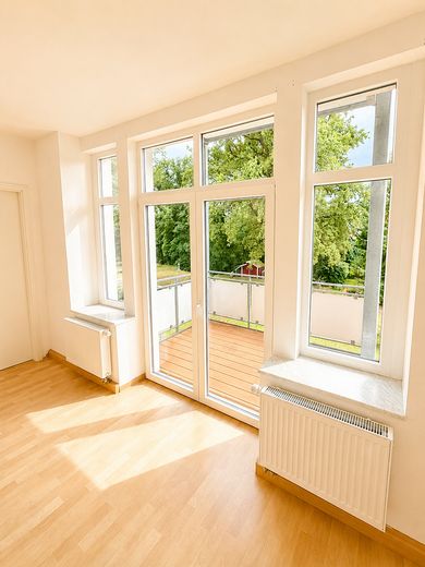 Helle 2-Zimmer Wohnung mit Balkon - barrierefrei mit Fahrstuhl – Balkon