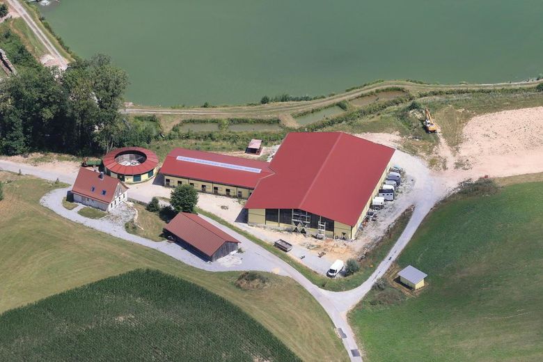 Centro ippico senza provvigioni sul lago con maneggio coperto, campo da equitazione e 15 box per cavalli – Luftbild