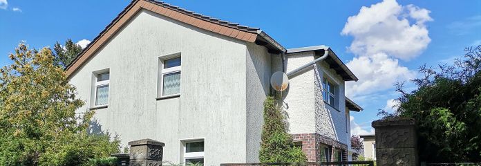 Zweifamilienhaus mit Garten in Berlin – Straßenansicht 