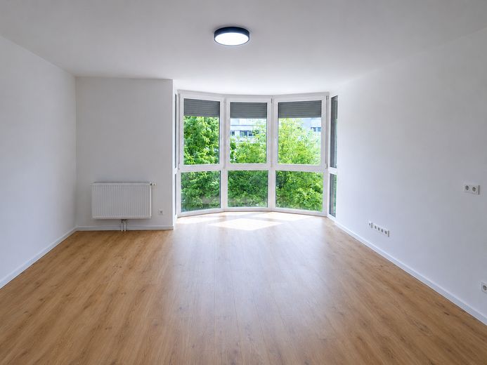 Modern kernsaniert provisionsfrei – stilvolles Wohnen mit besonderer Panorama-Fensterfront – Wohnzimmer