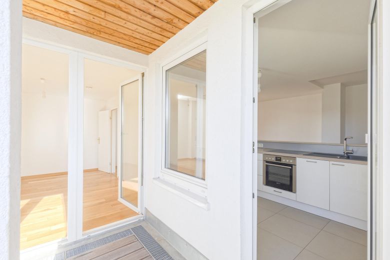 ब्रोकर कमीशन-मुक्त! ऊपरी मंज़िल, 91m², 2 टैरेस, 2.5 कमरे – Terrasse - Küche und Schlafen