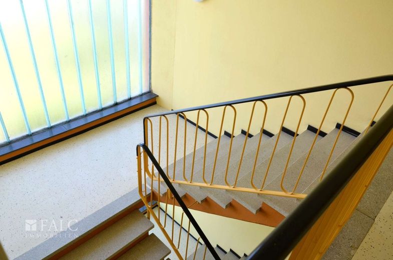 Sofort bezugsfreie 2-Zimmer-Wohnung mit Balkon und Aufzug in Aldingen – Treppenhaus