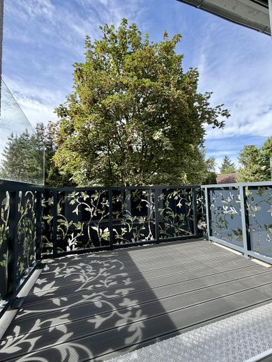 Luminosissimo appartamento di 2 locali di altissima qualità, metropolitana/tram a 3 min, con wallbox/climatizzazione/cucina nuova, vicino al parco – Sonniger Westbalkon mit Dielen