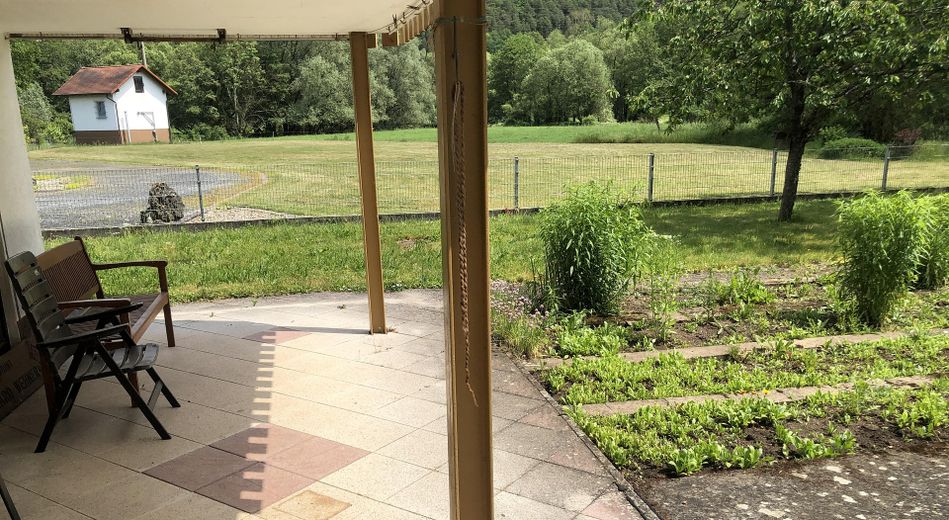 Einfamilienhaus mit Garten und eigenem Bachzugang !! – Terrasse im Kellergeschoss