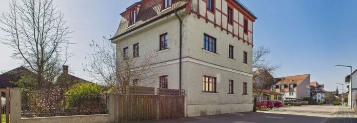 Attraktives Zweifamilienhaus mit großem Grundstück in begehrter Wohnlage von Roth