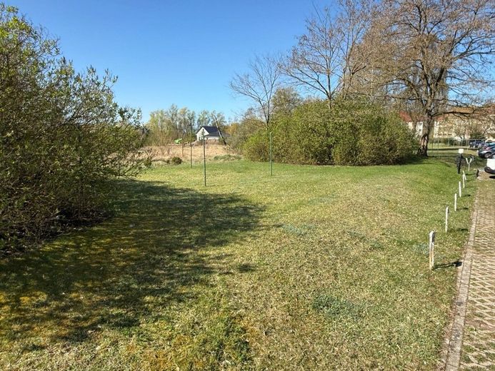 HORN IMMOBILIEN++ Neustrelitz, Mehrfamilienhaus mit 6 WE, Balkone, Stellplätze und Keller -vermietet- – Grundstück mit Wäscheplatz