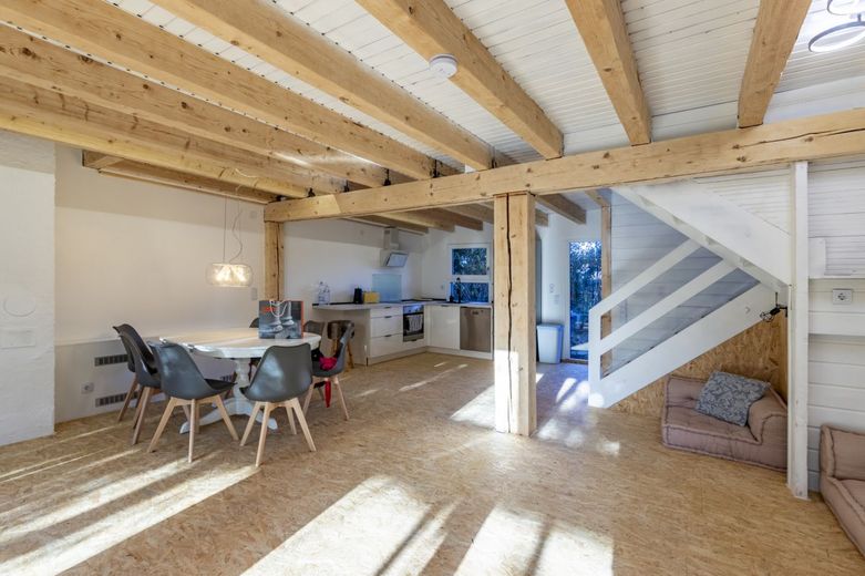 Über 8 % Rendite: Boardinghouse-Ensemble: 3 Gebäude &amp; Garten – Gebäude 3 | WG_Wohn- &amp; Essbereich