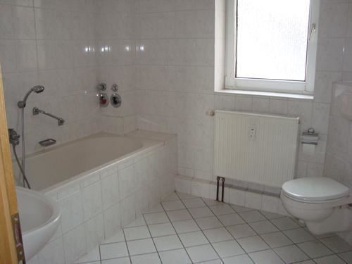 * Großzügige 2-Zimmer mit Wannenbad und großer Küche in ruhiger Lage! * – Bad grundrissgleiche Wohnung obendrüber