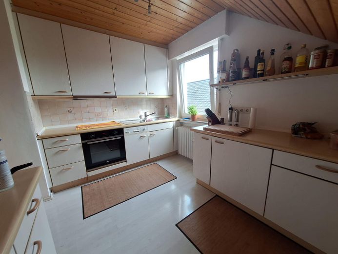 Gemütliche Dachgeschosswohnung 4 Zimmer mit Einbauküche in ruhiger Wohngegend – Einbauküche