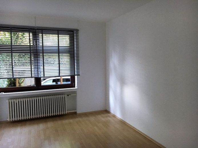 Wohnen und Arbeiten: Stilvolles Mehrfamilien- und Geschäftshaus mit großem Garten. – EG Schlafzimmer