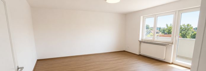 Modern, hochwertig und bezugsfertig – kernsanierte Wohnung in Oberndorf – Wohnzimmer