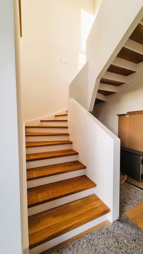 Erstbezug im Grünen: Exklusive 3,5-Zi.-Wohnung mit Premium-EBK & privatem Garten – Treppe