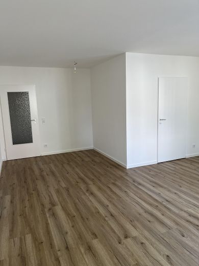 Frisch renovierte 2-Zimmer-Wohnung mit neuer Einbauküche und Balkon in Sendling-Westpark – Wohnzimmer