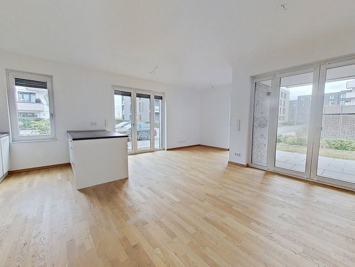 Confort residencial de categoría en una ubicación tranquila: Amplio piso nuevo de 3 habitaciones con terraza soleada y cocina equipada – Ansicht I: Wohn- und Esszimme…