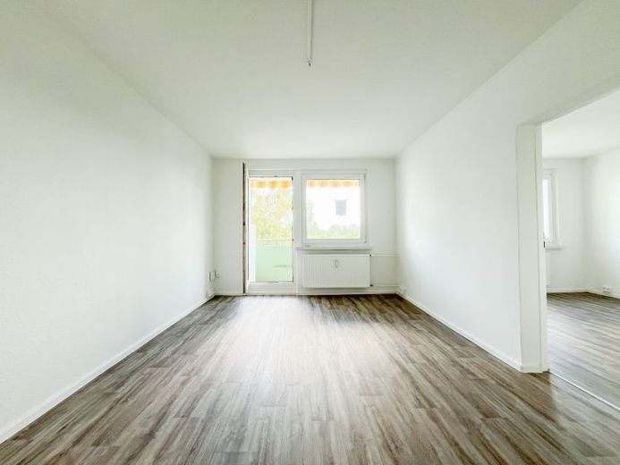 2 Warmmieten geschenkt*: Renovierte Wohnung mit Einbauküche und Markise – Foto 1