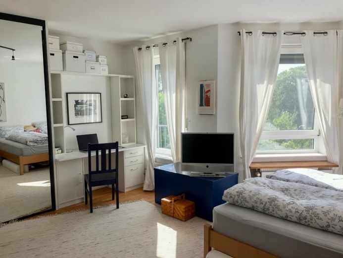 Sonniges Reihenendhaus mit Atelier - ruhige, familienfreundliche Lage, Garten & Blick über Skyline – Großes Zimmer OG Westen 