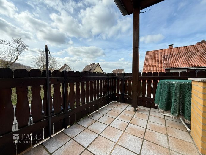 ***Blick auf die Burg Plesse - Haus mit Doppelgarage und üppiger Terrasse in Eddigehausen*** – Balkon EG