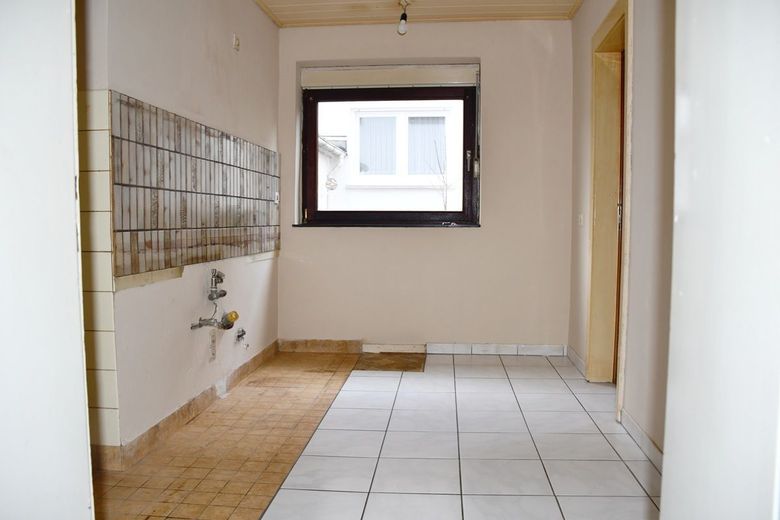 Freistehendes Zweifamilienhaus mit Pool und gewachsenem Garten – Wohnung EG: Küche
