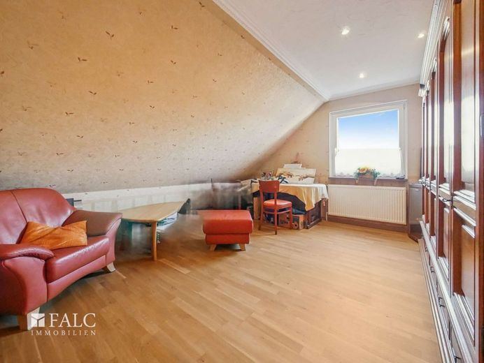 Gepflegtes, großes EFH mit schönem Garten + Zimmer mit wohnraumähnlichem Charakter im Keller – Kinderzimmer 1 - OG