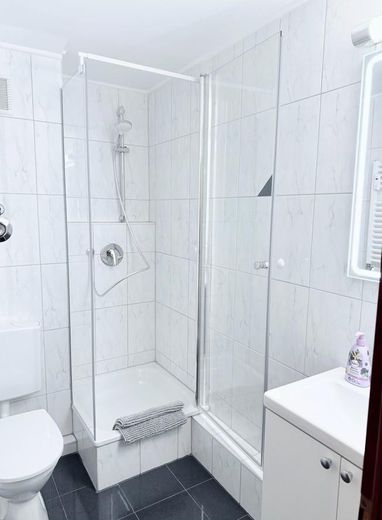 Dostępne od zaraz: w pełni umeblowane mieszkanie w doskonałej lokalizacji Stuttgart-Ost z balkonem – schöne Dusche