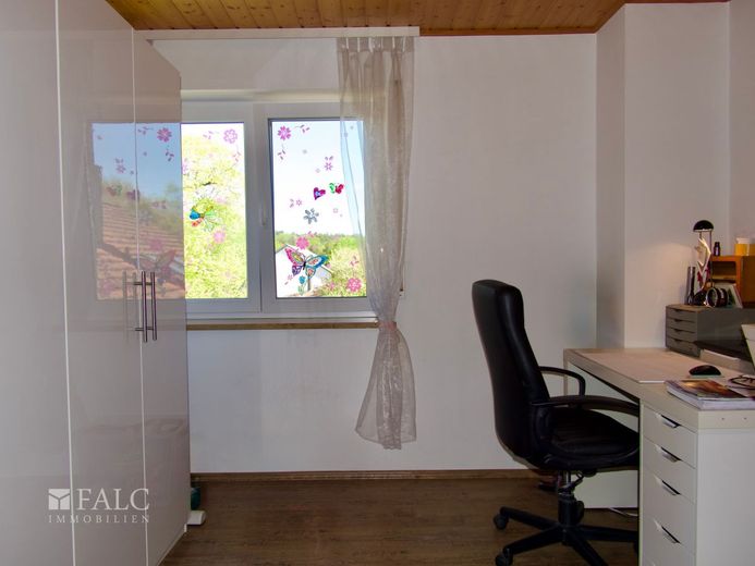 Einfach Mehr: Top Gepflegtes Wohnhaus mit 2 eigenständigen Wohnungen. Garten, 3Garagen, Wintergarten – OG: Kinder-/Arbeitszimmer