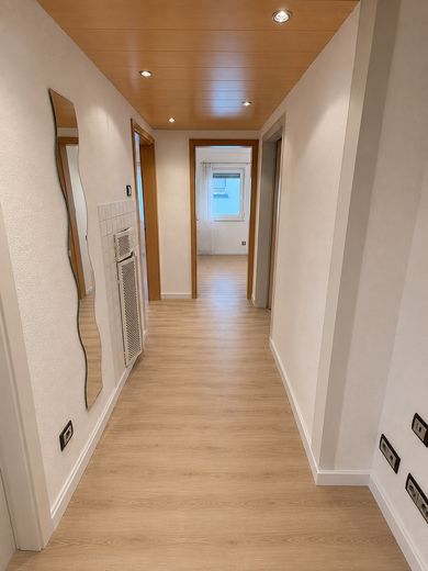 Frisch renovierte 3 Zimmer Wohnung Dachgeschoss nahe Stadtpark zur Erholung für Familen und Paare – Flur