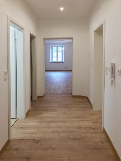 Sanierte 2-Zi-Altbauwohnung mit Einbauküche in Bogen Zentrum (1003) – Flur