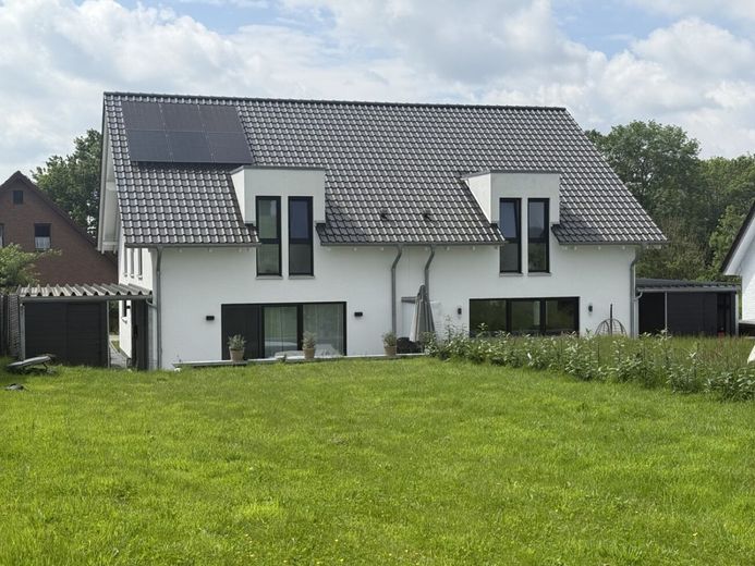 Moderne Doppelhaushälfte mit großem Garten, Weitblick &amp; Carport in Werste – Gartenansicht_2