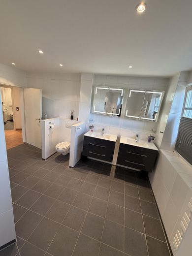 Appartement lumineux de 3,5 pièces à Sasel | Balcon exposé sud-ouest & 2 places de stationnement en parking souterrain – Hauptbad Doppelwaschbecken