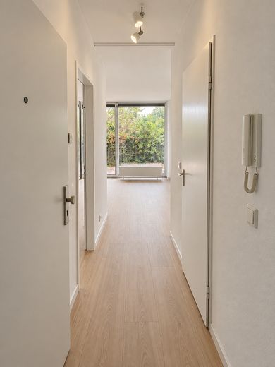 Tadilat edilmiş 2 odalı daire, teraslı, yeni mutfaklı ve kapalı otopark yerli – Flur