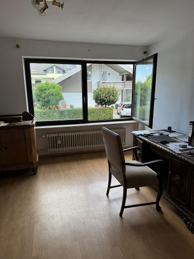 Zentrumsnah: Wohnhaus mit Galerie/Atelier, Einlieger-App.  & traumh. Naturgarten (834 qm) – EG Atelier Büro