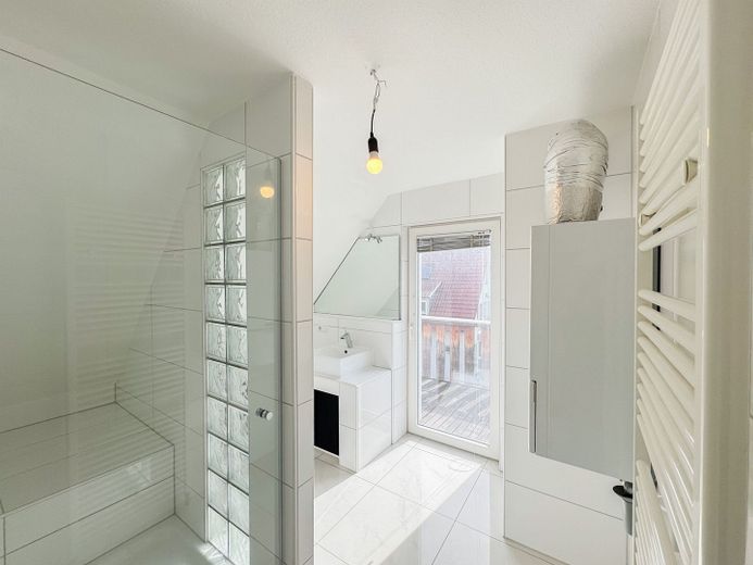 Helle und großzügige 3,5-Zimmer Maisonettewohnung mit EBK und Balkon! – Ebene 1 - Badezimmer