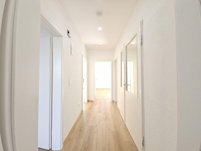 Frisch renovierte 3-Zimmer-Wohnung mit neuem Laminatboden in ruhiger & zentraler Lage – Foto 12