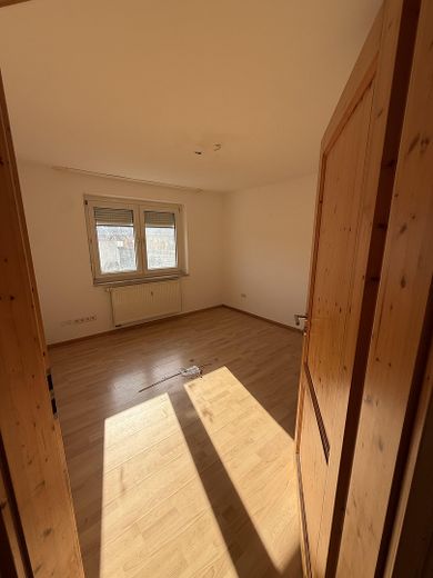 Gelflegte Doppelhaushälfte mit großem 580 m² Grundstück und Carport provisionsfrei bezugsfrei – Gästezimmer EG