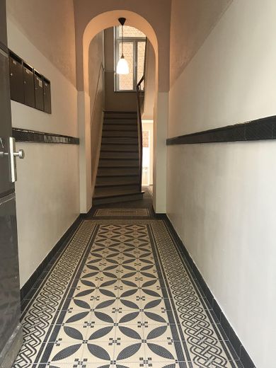 Vivir con estilo en el corazón del Barrio Belga: encanto de edificio antiguo y alegría de vivir – Hauseingang