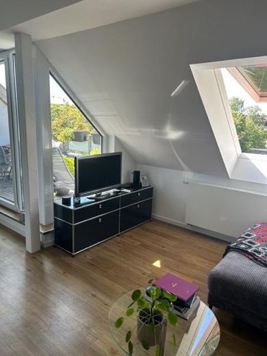 Luminoso y modernizado piso de 2 habitaciones en la última planta con terraza en la azotea en Hannover – List – Foto 3