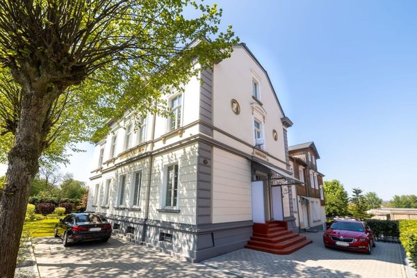 Großzügige Etagenwohnung mit repräsentativem Flair - Stilvolles Wohnen in historischer Villa